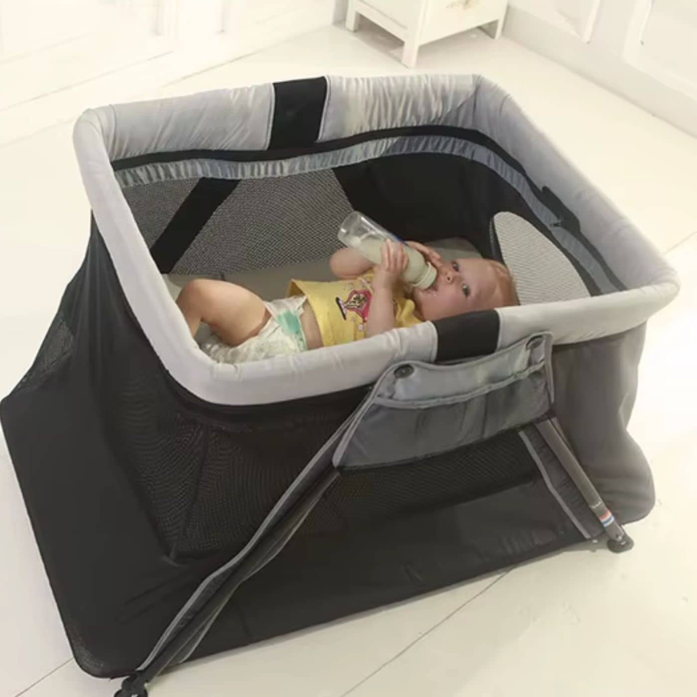 Couffin-bebe-se-divertir