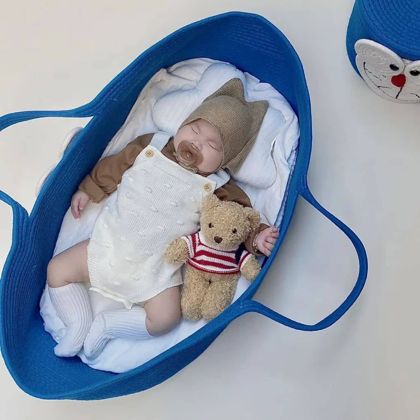 Couffin-en-osier-pour-bebe-bleu