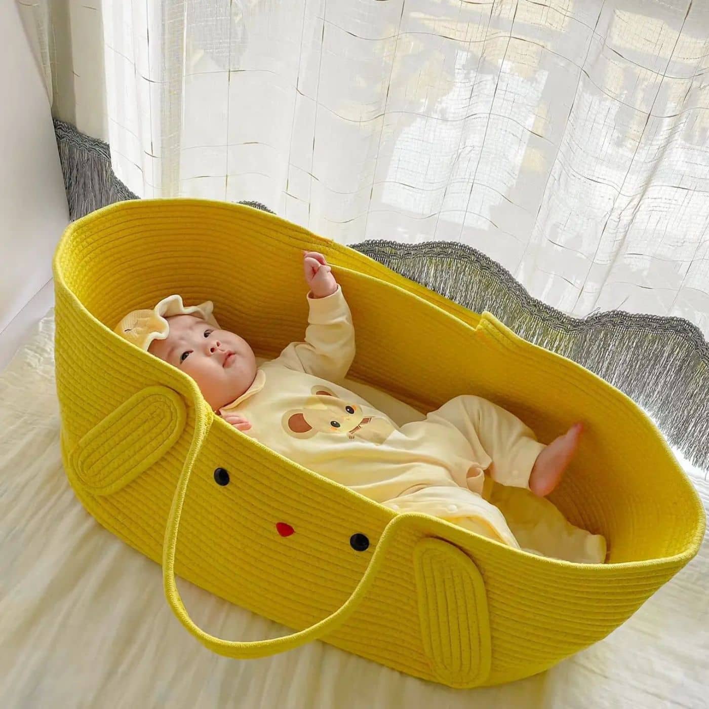 Couffin-en-osier-pour-bebe-jaune