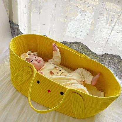 Couffin-en-osier-pour-bebe-jaune