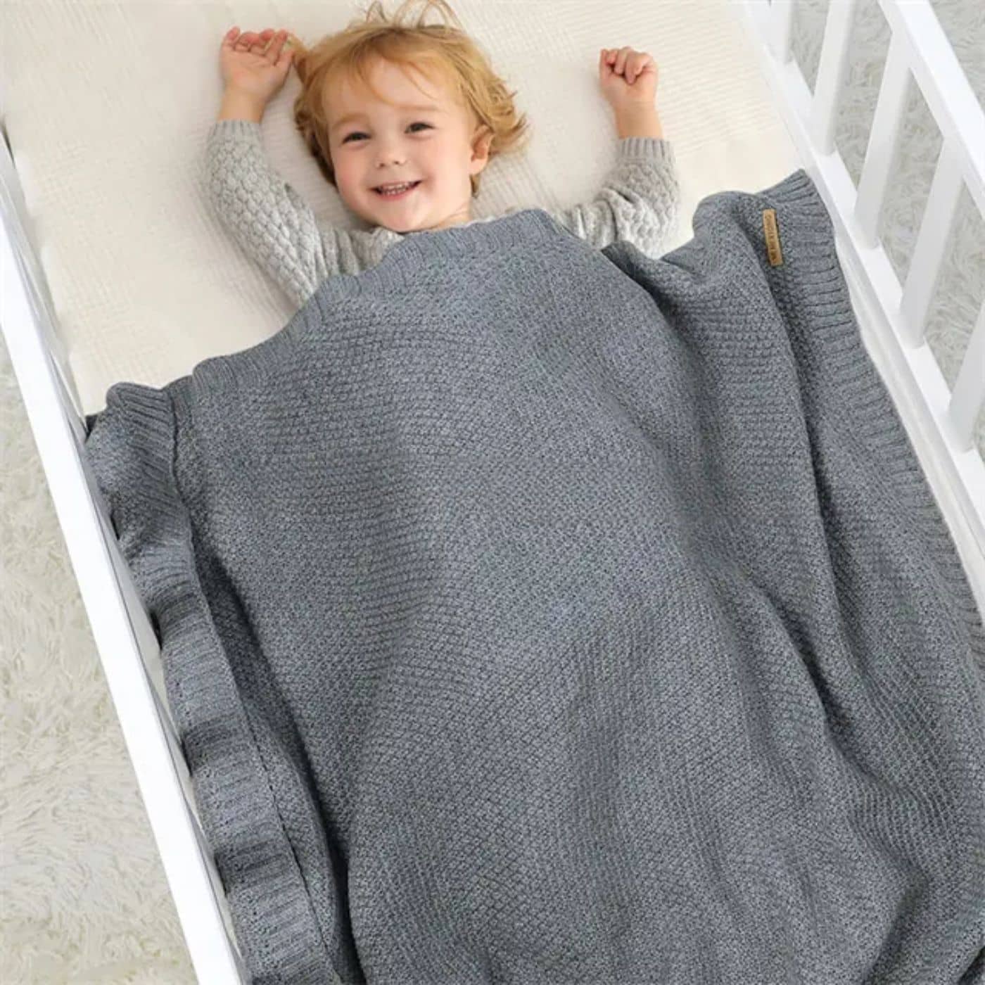 Couverture-bebe-tricot-gris